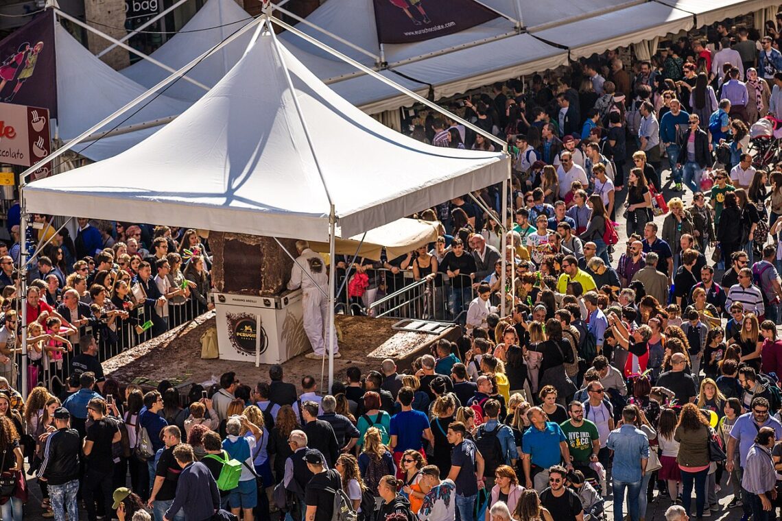 Stand di cioccolato artigianale a Eurochocolate lungo Corso Vannucci, Perugia