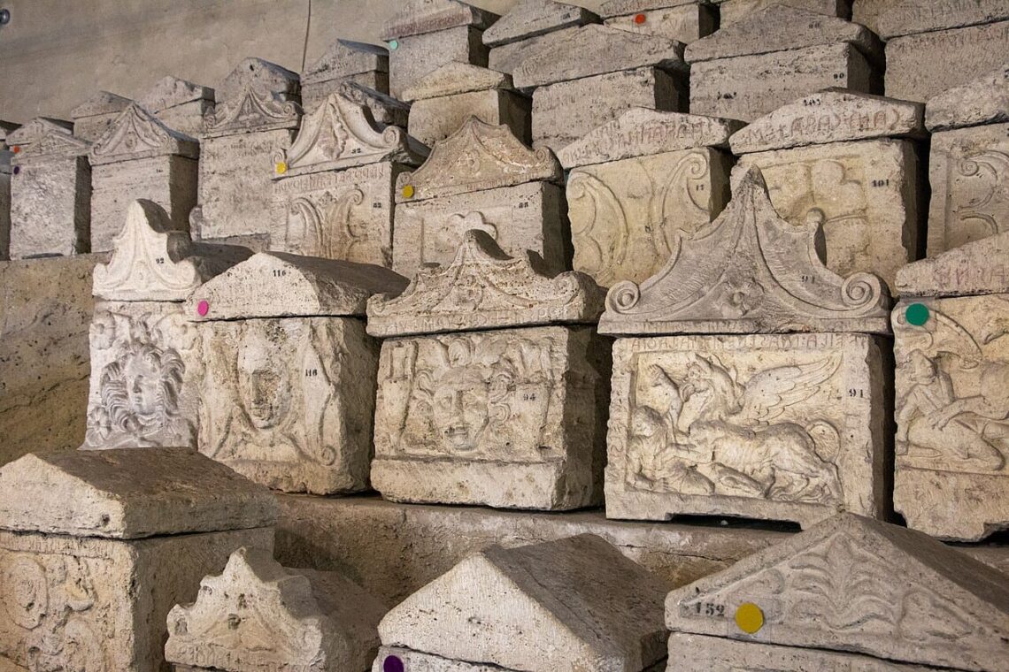 Interno dell'Ipogeo dei Volumni: urne etrusche in tufo, Ponte San Giovanni, Perugia