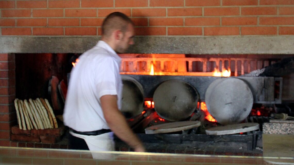 Torta al testo umbra cotta sotto la cenere, specialità della Sagra di Sant'Egidio, Perugia